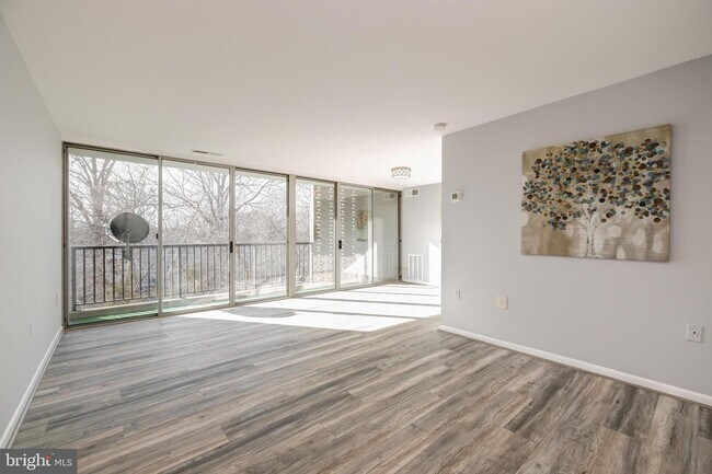 Foto del edificio - 4415 Briarwood Ct N