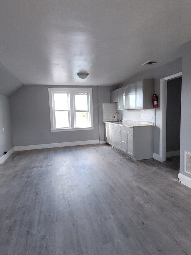 11 Oakland Ave Unit 3, Cranston, RI 02910 Apartments in Cranston, RI