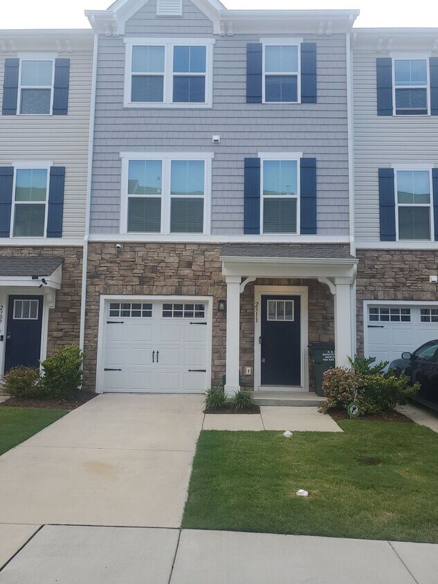 Foto principal - Coming Soon! 4 Bedroom Townhouse!