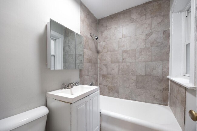Foto del edificio - 6304 N Oakley Ave