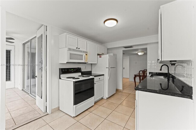 Building Photo - 100 Golden Isles Dr