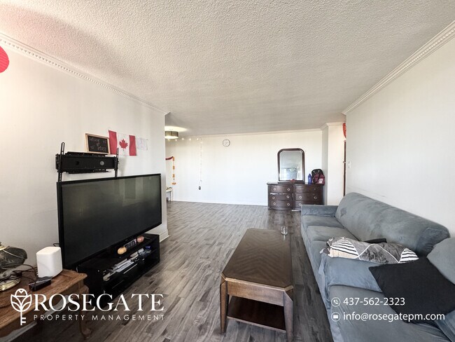 Photo du bâtiment - Bright 2-Bedroom Condo with Parking in Pri...
