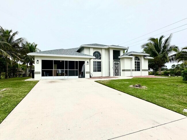 Building Photo - 1598 SW Gadsan Ave