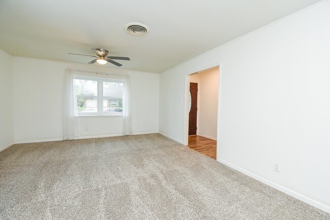 Building Photo - 9615 Beverly Hill St