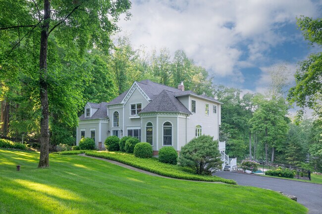 Foto del edificio - 64 Riverford Rd