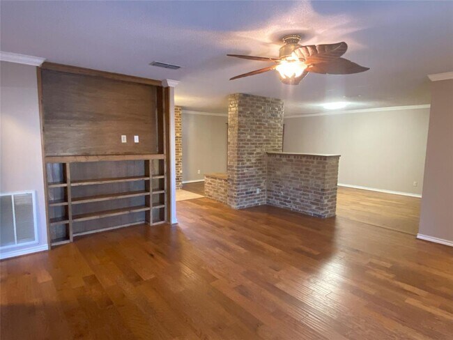 Building Photo - 1107 Crescent Blvd