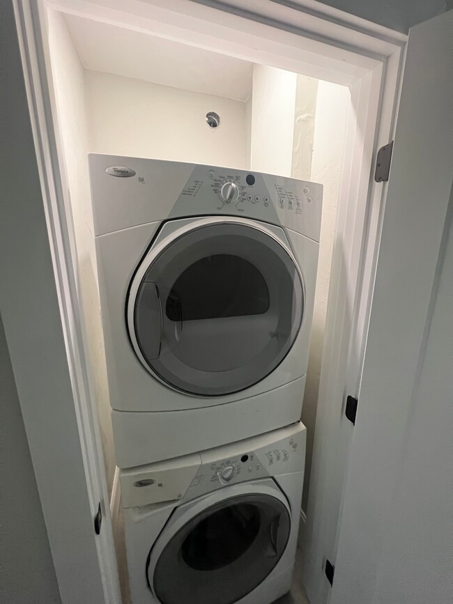 Building Photo - 42 Irwin St