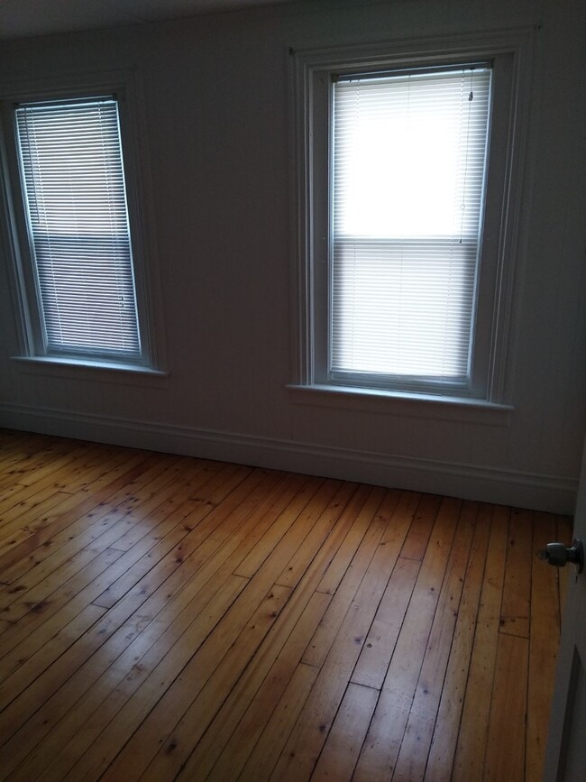 Building Photo - 913 Kellogg Ave