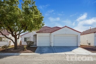 Building Photo - 2205 Meadow Green Ave