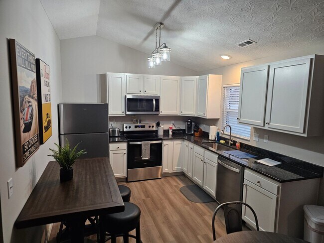 Foto del edificio - Vroooom . . . . the ROAD is calling. . . .Fully furnished themed rental includes all utilities an...