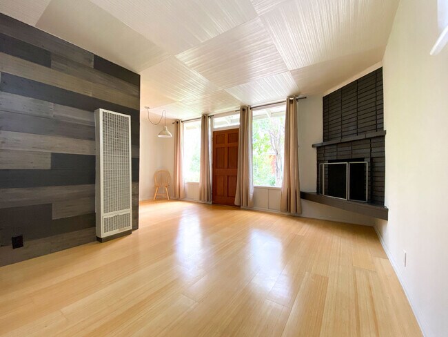 Building Photo - 2023 Cloverfield Blvd