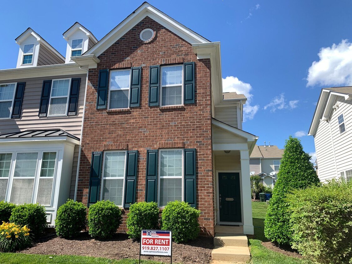 Foto principal - Perfectly Located 2 Bedroom Suite Townhome...