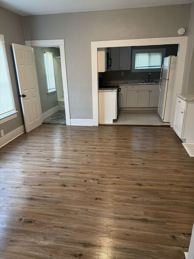 Building Photo - Charming 2BR house