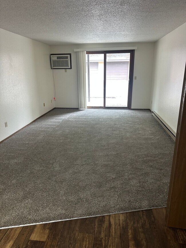 Foto del edificio - 2 BR 1BA Walkout Patio Garage Included