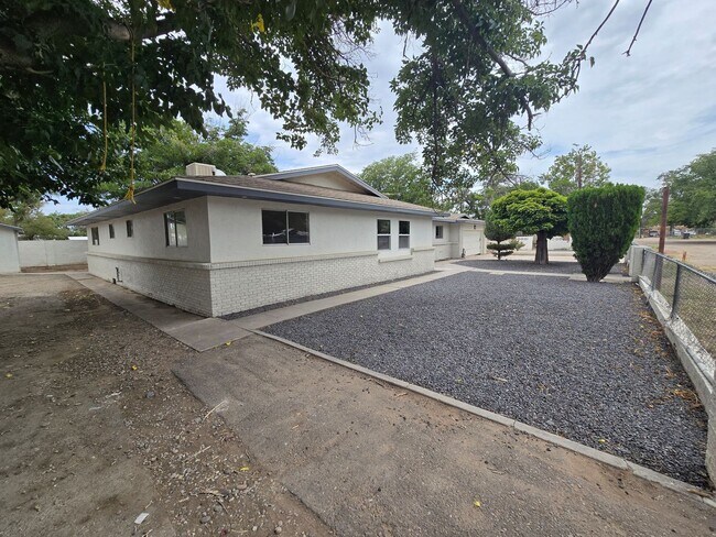 Foto del edificio - 2115 Perry Rd SW