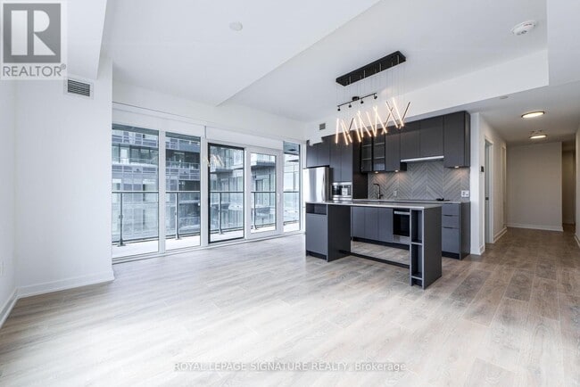 Building Photo - 1037 The Queensway