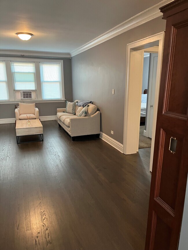 Sala de estar - 4 S Stone Ave