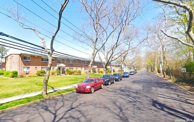 Building Photo - 29 Wildwood Gdns