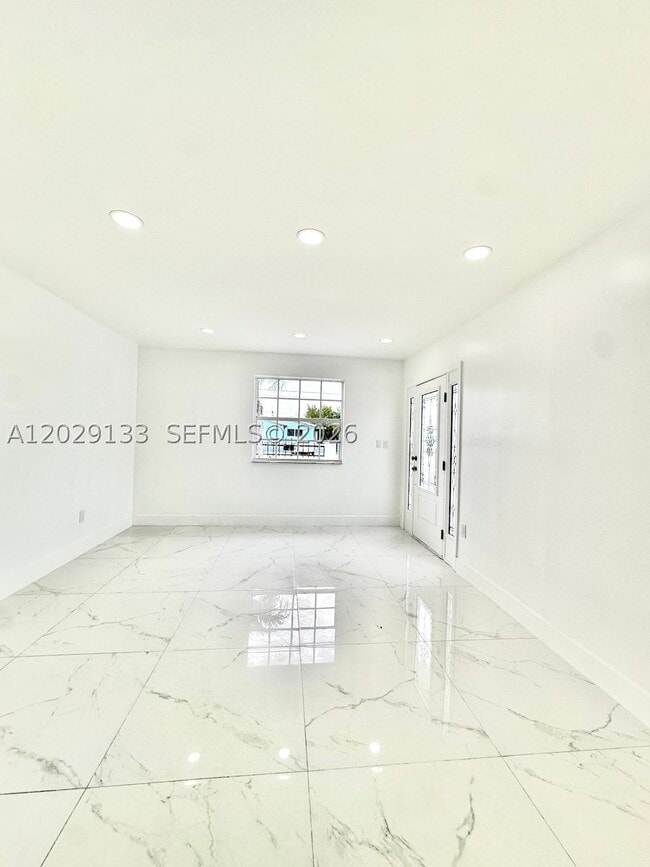 Building Photo - 574 E 21st St