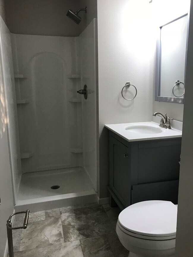 Foto del edificio - 3 BEDROOM | 3 BATHROOM | GARAGE | SPACIOUS HOME IN CHAPEL VALLEY