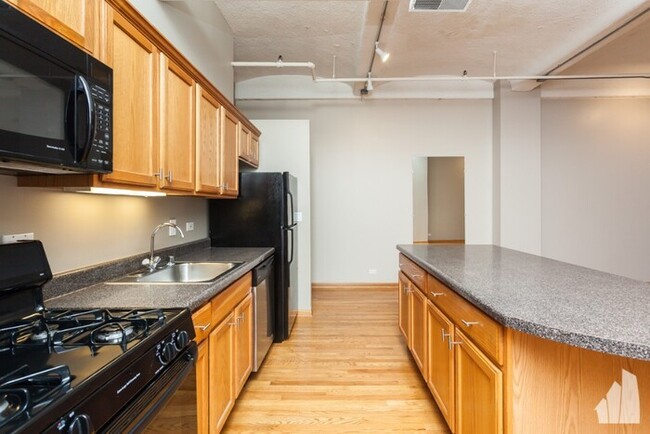 Building Photo - Spacious Concrete Loft w/ 14' Ceilings in ...