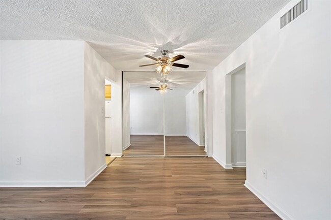 Building Photo - 711 Holiday Dr