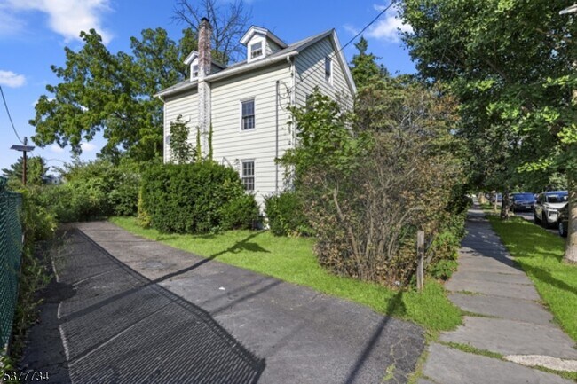 Building Photo - 69 Maple St
