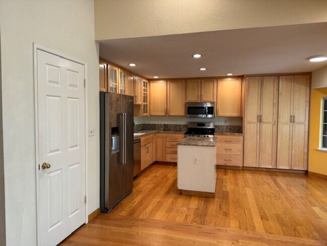 Building Photo - Beautiful single level townhome in Pleasan...