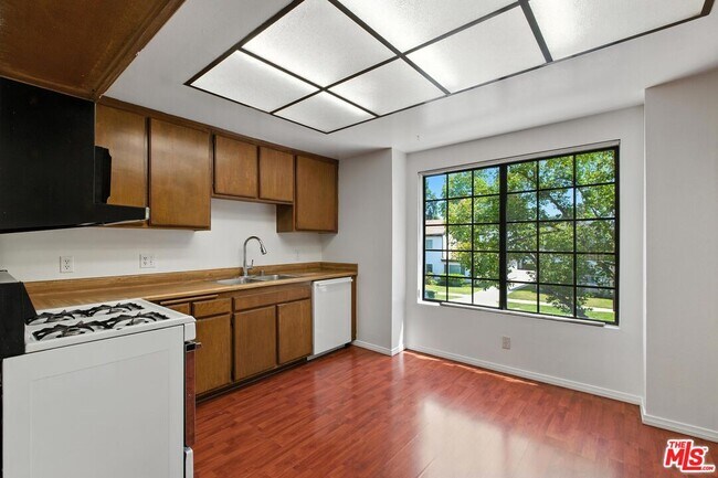 Building Photo - 11127 La Maida St