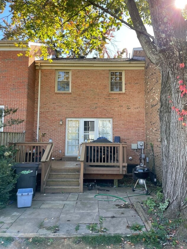 Building Photo - Beautiful 3 Bed 2/2 Bath Brick Townhome Wi...