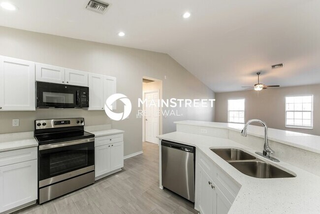 Foto del edificio - 3 Bedroom Pet-Friendly Home in Lehigh Acre...