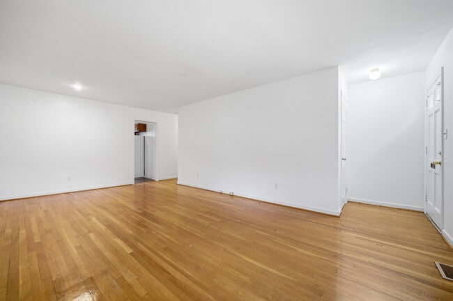 Building Photo - 207 Roberta Dr