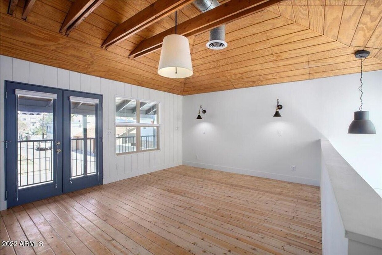 Contemporary Stunning Carriage house in the Roosevelt District!!! Completely remodeled with no e... - Contemporary Stunning Carriage house in the Roosevelt District!!!  Completely remodeled with no e...