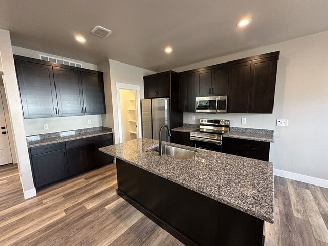 Building Photo - 3 Bed, 2.5 Bath Townhome w/ 2-Car Garage -...