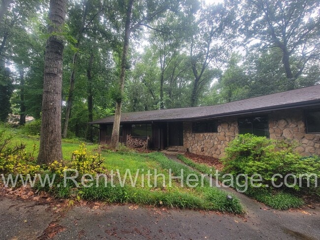 Building Photo - Charming Cabin Style Home on 1.3 Acres / F...