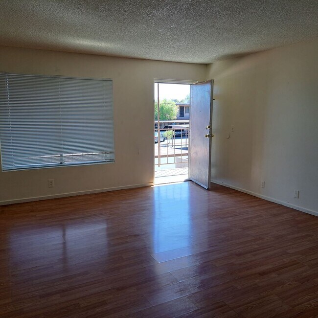 Foto del edificio - A Very Nice and Clean 2 Bedroom Condo Clos...