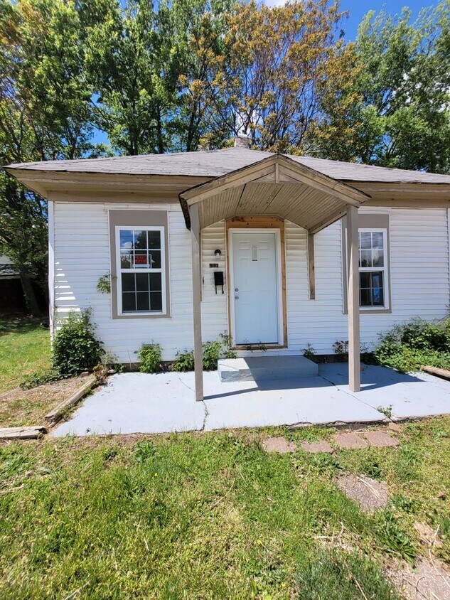 Primary Photo - Come see this 2 Bedroom 1 Bath near Downtown!
