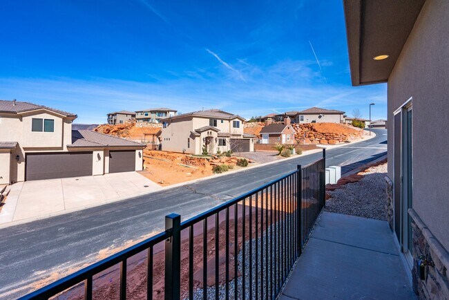 Foto del edificio - Comfortable Townhome Living with Pool Access