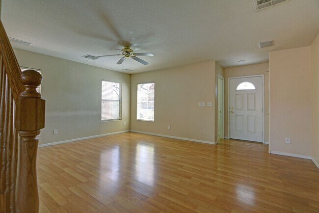 Foto del edificio - Spacious three bedroom home with Mountain ...