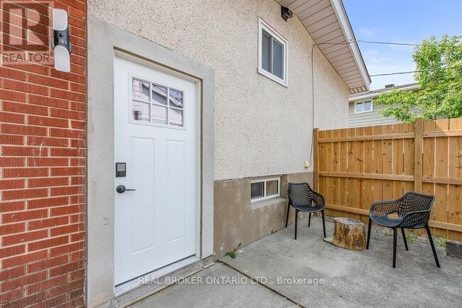 Building Photo - 2061 Featherston Dr
