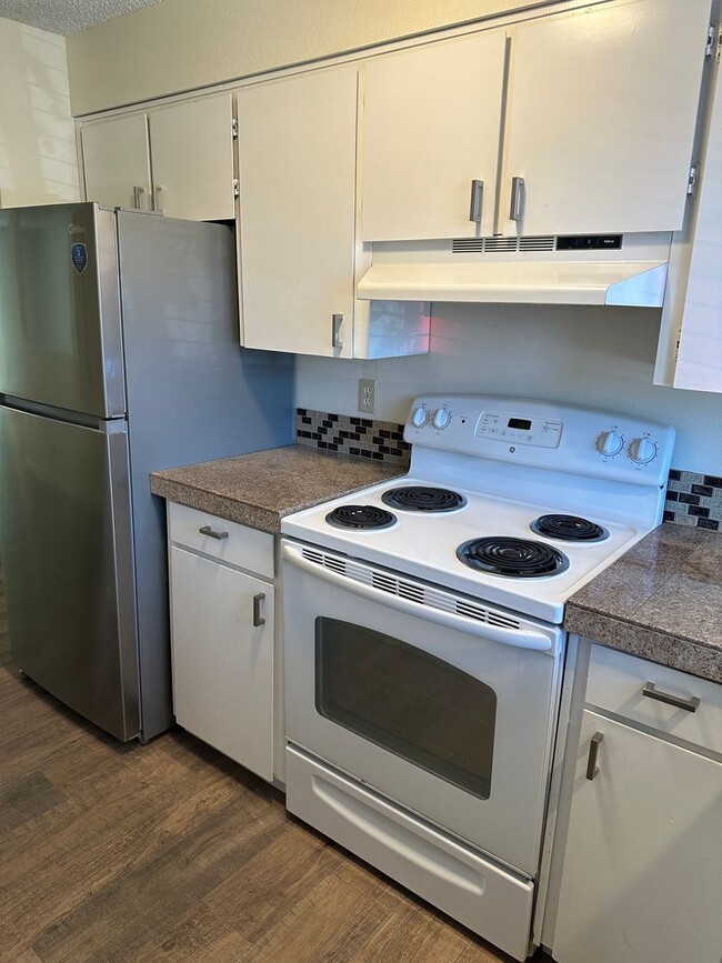 Building Photo - RECENTLY UPDATED  2 BEDROOM & 1 .5 BATH CONDO
