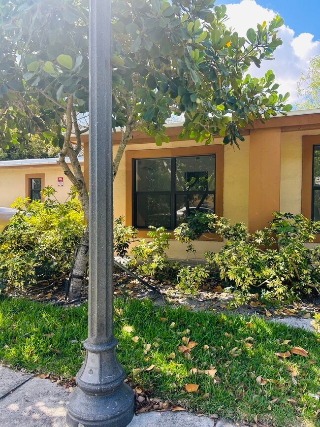 Building Photo - 844 NW 3rd Ave