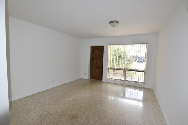 Building Photo - 2434 NE 5th Ave