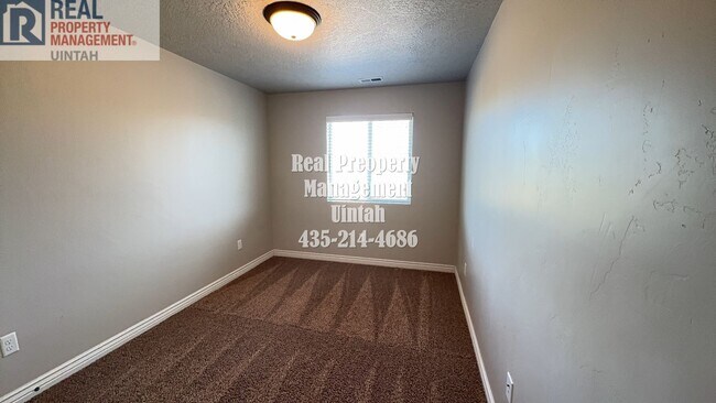 Building Photo - Cozy 3 Bedroom 2 1/2 Bath Condo