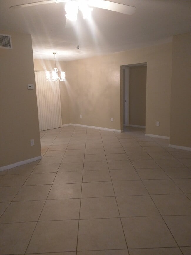 Building Photo - 3346 Camelot Dr