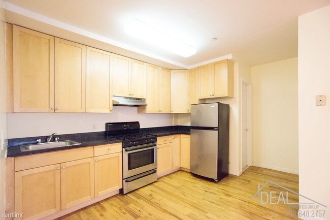 Foto del edificio - 576 Warren St