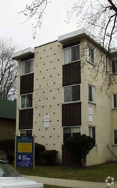 Foto principal - 7247-7249 N Hamilton Ave