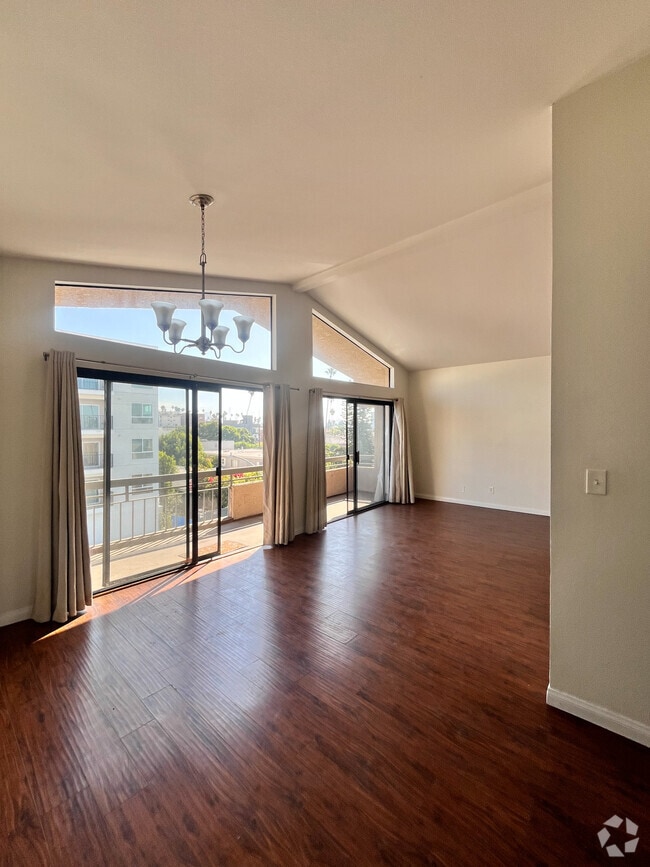 Dining room/ Livingroom - 215 N Mariposa Ave