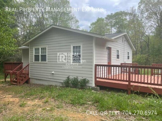 Building Photo - Ready to Move-In 3 Bed 1bath in Matthews!
