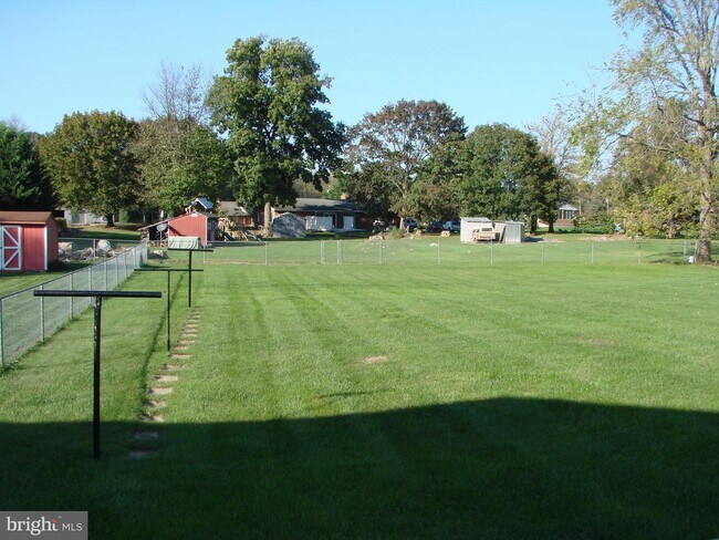 Building Photo - 1167 Redwood Dr